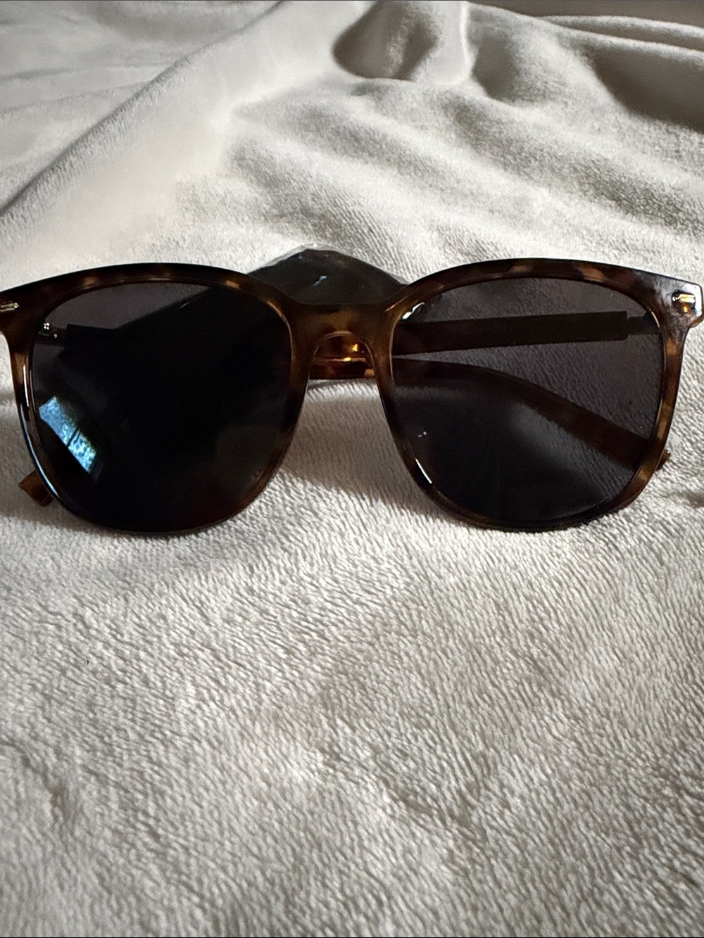 Polarized Classic Tortoiseshell Sunglasses with Dark Lenses